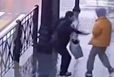 Видео: неадекватный прохожий ударил ножом девятиклассницу в Петербурге
