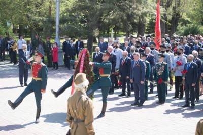 Волгоградцы в канун дня Победы почтили память защитников Отечества