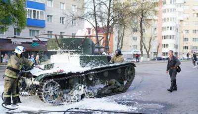 Курьез: В России на репетиции парада Победы загорелся танк (ВИДЕО)