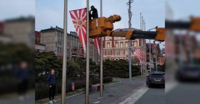 Во Владивостоке заменили развешенные ко Дню Победы флаги с "японской" символикой