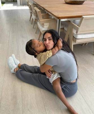 Мамина радость: трогательные фото Ким Кардашьян и ее сына Сейнта