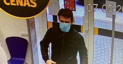 Полиция ищет человека на фото, который ограбил аптеку в Олайне и скрылся с медикаментами