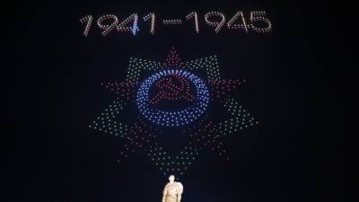 В честь Дня Победы над Ржевским мемориалом прошло шоу дронов