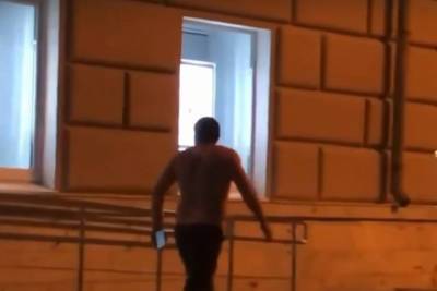 В Рязани на улице Почтовой сняли на видео полуголого мужчину