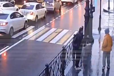 В Петербурге школьницу ударили ножом на оживлённой улице