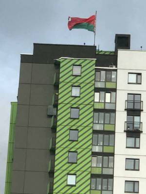 Ветер снова порвал красно-зеленый флаг в Новой Боровой