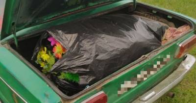 Собирали с могил цветы и венки: в Одессе на кладбище полиция задержала воров