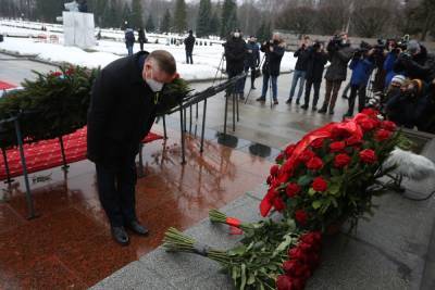 На Пискаревском кладбище прошла торжественно-траурная церемония