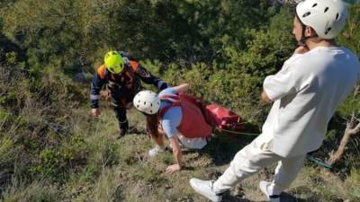 Поддалась панике: в Крыму туристка застряла на скале