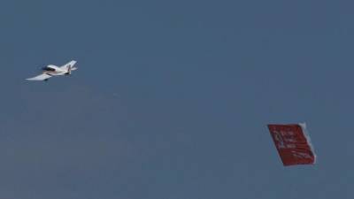 Пилот легкого самолета пронес Знамя Победы над советскими военными мемориалами в Берлине