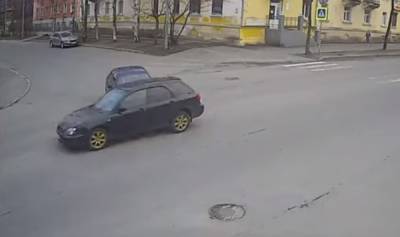 Две легковушки столкнулись на перекрестке в Петрозаводске