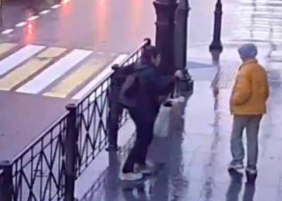 Окликнул и всадил нож: мужчина в Петербурге ранил незнакомую школьницу в живот
