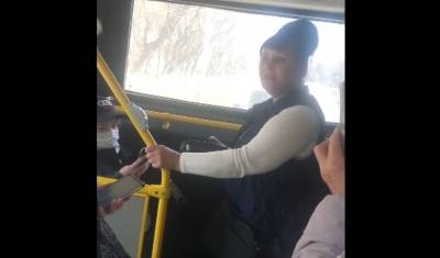 В Тюмени кондуктор поругалась с пассажирами автобуса из-за самоката школьника
