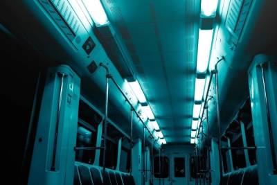 На фиолетовой ветке метро Москвы человек упал на рельсы