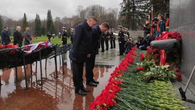 Беглов и Гуцан возложили цветы на Пискарёвском кладбище