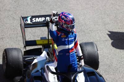 Александр Смоляр начал новый сезон в "Формуле-3" с победы в Барселоне