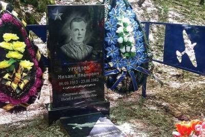 Казаки установили памятник героически погибшему летчику Михаилу Урвилову