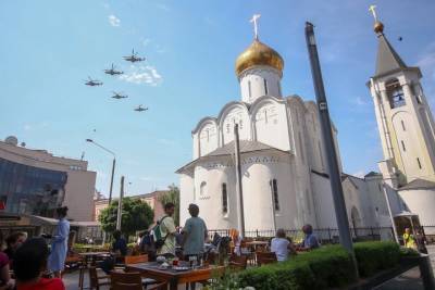 Песков оценил влияние погоды на проведение воздушной части парада Победы в Москве