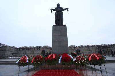 На Пискаревском кладбище прошла торжественно-траурная церемония с участием Беглова