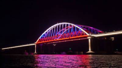 Арки Крымского моста сменили цвет: триколор через пролив