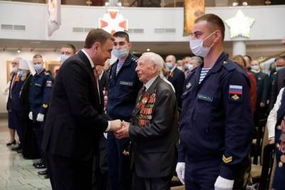 Алексей Дюмин вручил ветеранам медали «В память 80-летия обороны Тулы и начала контрнаступления под Москвой»
