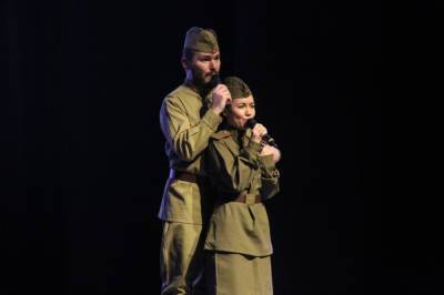 Жители Корсакова вспомнили истории участников войны на концерте