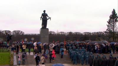 Новости на "России 24". На Пискаревском кладбище почтили память погибших в годы войны