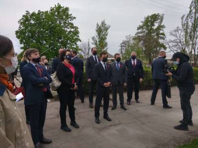 Зеленский в окружении послов G7 и ЕС прибыл на Луганщину
