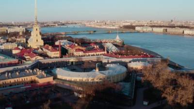 Военнослужащие продезинфицируют стены Петропавловской крепости