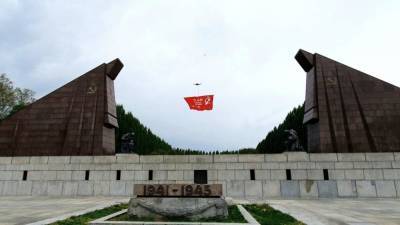 Граждане ФРГ возложили цветы к советскому мемориалу в Берлине