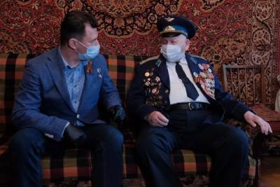 Летчик-космонавт Романенко поздравил ветерана, ставшего талисманом Победы для однополчан