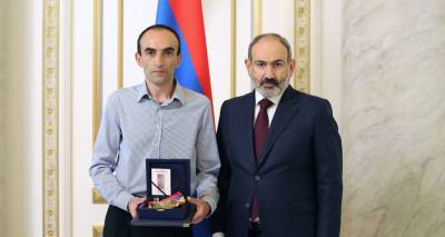 Пашинян вручил сыну Командоса награду его отца