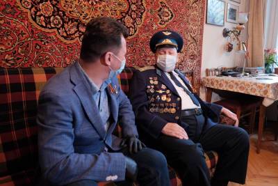 Лётчик-космонавт Романенко поздравил ветерана, ставшего "талисманом" Победы для однополчан