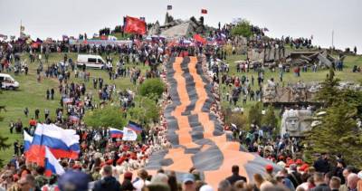В ДНР на кургане Саур-Могила растянули трёхсотметровую георгиевскую ленту