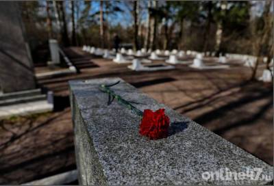 Делегация Ленобласти почтила память героев на Пискаревском кладбище