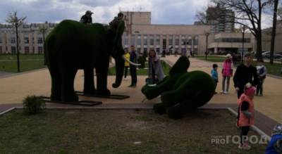 Чебоксарцы о поваленной фигуре слона у кадетского корпуса: "На монумент Матери залезьте еще всей семьей"