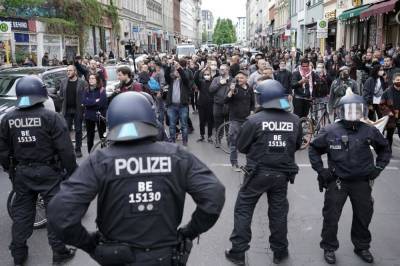 Зарегистрировано 2500 человек: в Берлине проходит акция протеста против полицейского насилия