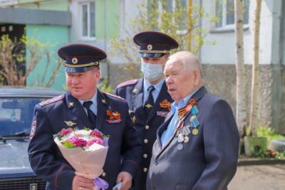 Сотрудники псковской полиции поздравили ветеранов с наступающим Днём Победы