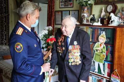 Сотрудники тверского СК в преддверии Дня Победы навестили ветерана Великой Отечественной войны