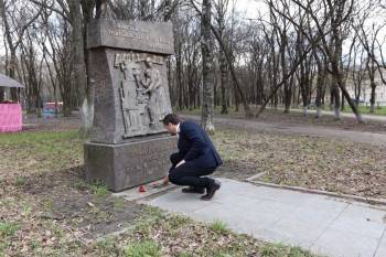 Денис Долженко почтил память тружеников тыла и возложил цветы к памятным мемориалам