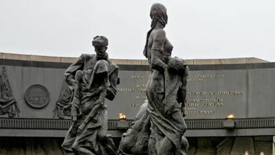 В Петербурге возложили цветы к Монументу героическим защитникам Ленинграда