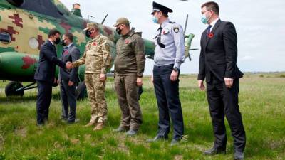Президент Украины и иностранные послы посетили мемориал в Донбассе