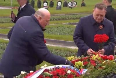 Делегация Ленобласти почтила память защитников Родины на Пискаревском кладбище