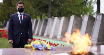 Зеленский с Ермаком и послами G7 посетили мемориал на Луганщине (ФОТО)