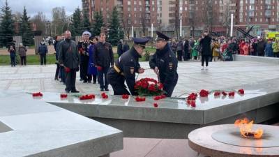 Вострецов возложил цветы к Братскому воинскому захоронению в Красном Селе