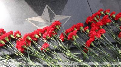 Маркевич возложил цветы к монументу братской могилы на Военном кладбище