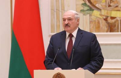 "Главной опорой государства был и всегда будет человек труда" - Александр Лукашенко вручил госнаграды