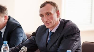 Депутат Козловский помог одинокой псковской пенсионерке посадить картофель