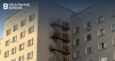 В Казани голый мужчина повис на пожарной лестнице девятиэтажки
