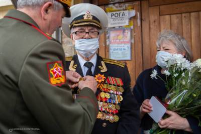 Парад у дома ветерана: в Петрозаводске поздравили Бориса Бойцова